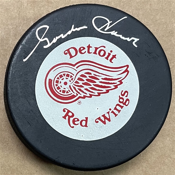 Gordie Howe Detroit Red Wings Signed Red Wings Logo NHL Hockey Puck 